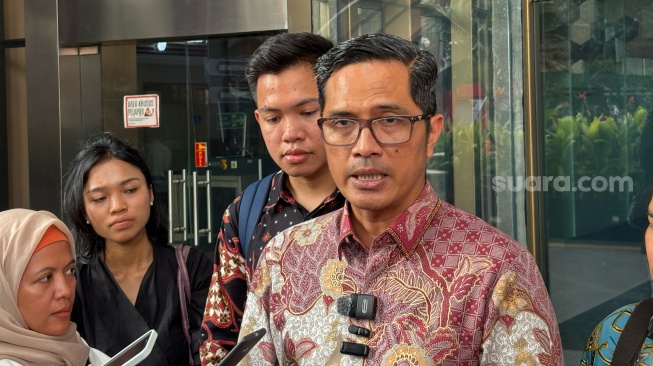 Penasihat Hukum eks Jaksa Agung Muda Tindak Pidana Khusus (Jampidsus) Febrie Adriansyah, Febri Diansyah, menilai ada sejumlah kejanggalan dalam penanganan perkara kliennya oleh Kejaksaan Agung (Kejagung). (Suara.com/Dea)