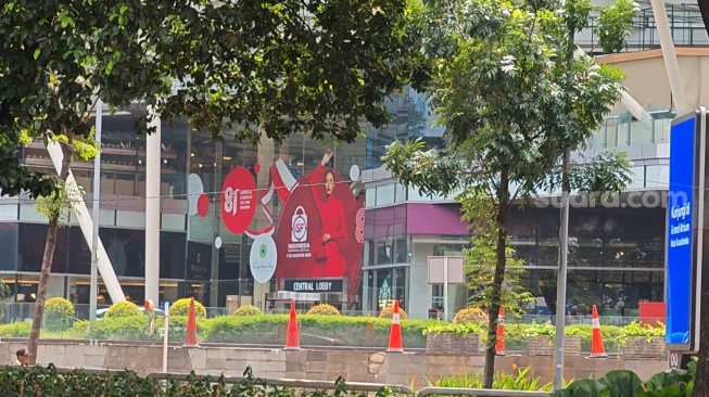 Pagar besi setinggi 2,5 meter yang sempat berdiri kokoh di depan Mal Kota Kasablanka (Kokas), Jakarta Selatan, sudah tidak lagi terlihat pada Senin (3/8/2026). (Suara.com/Adiyoga)
