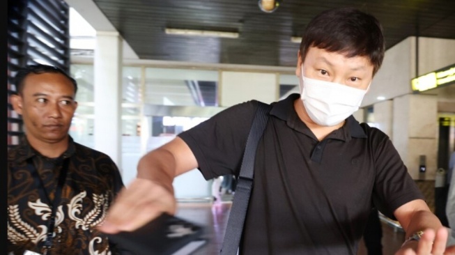 Pelatih Vietnam Kim Sang-sik saat tiba di Bandara Soekarno-Hatta, Banten [Vnexpress]