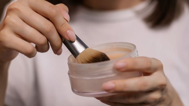 Ilustrasi finishing powder. (Pexels/Alena Darmel)