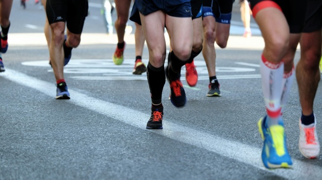 5 Perbedaan Sepatu Lari Harian dan Sepatu Balap: Fungsi, Bantalan, hingga Ketahanannya