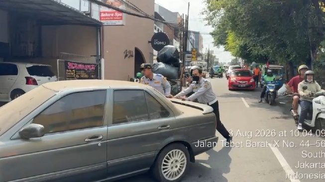 Ramai Dikomplain Warga, Mobil Rusak Diparkir Sembarangan di Tebet Dipulangkan ke Depan Rumah Pemilik