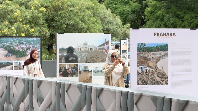 Pengunjung melihat karya pameran foto jurnalistik Prahara Pulau Emas di Museum Tsunami Aceh, Banda Aceh, Aceh, Senin (3/8/2026). [ANTARA FOTO/Akramul Muslim/agr]