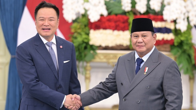 Presiden Prabowo Subianto (kanan) berjabat tangan dengan Perdana Menteri (PM) Thailand Anutin Charnvirakul (kiri) saat kunjungan kenegaraan di Istana Merdeka, Jakarta, Senin (3/8/2026). [ANTARA FOTO/Galih Pradipta/sgd/wsj]
