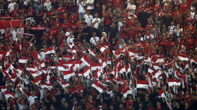 Suporter mendukung Timnas Indonesia saat melawan Timnas Vietnam pada pertandingan Grup A Piala AFF 2026 di Stadion Gelora Pakansari, Kabupaten Bogor, Jawa Barat, Senin (3/8/2026). [ANTARA FOTO/Yulius Satria Wijaya/wsj]