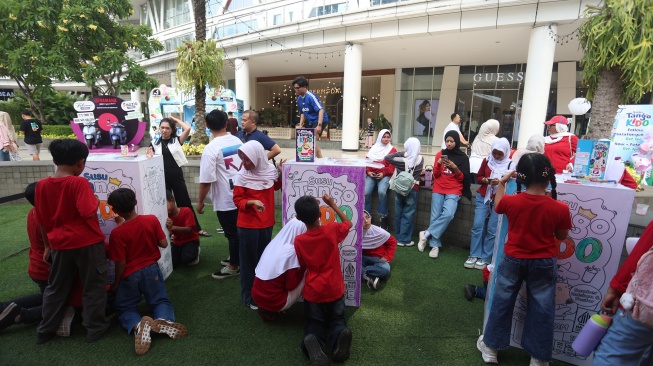 Anak-anak mengekspresikan kreativitas melalui kegiatan mewarnai kemasan pada acara peluncuran Susu Tango Kido Full Cream di Tribeca Park, Central Park, Jakarta Barat, Minggu (2/8/2026). [Handout]