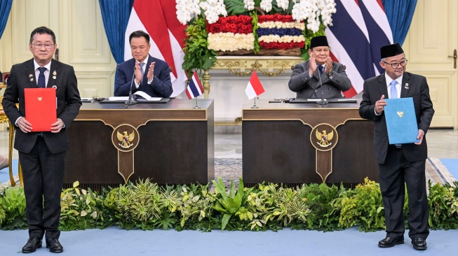 Presiden Prabowo Subianto (kedua kanan) dan Perdana Menteri (PM) Thailand Anutin Charnvirakul (kedua kiri) menyaksikan Mendikdasmen Abdul Mu'ti (kanan) dan Menteri Pendidikan Thailand Prasert Jantararuangtong (kiri) saat penyerahan Nota Kesepahaman bidang pendidikan di Istana Merdeka, Jakarta, Senin (3/8/2026). [ANTARA FOTO/Galih Pradipta/sgd/wsj]