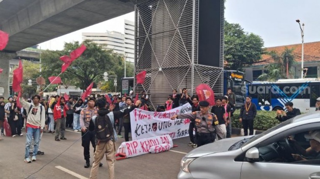 Massa aksi dari Himpunan Mahasiswa Persatuan Islam (Hima Persis) sempat memblokade jalan di depan Gedung Kejaksaan Agung, Jakarta, Kamis (4/8/2026). (Suara.com/ Cornelius Juan Prawira)