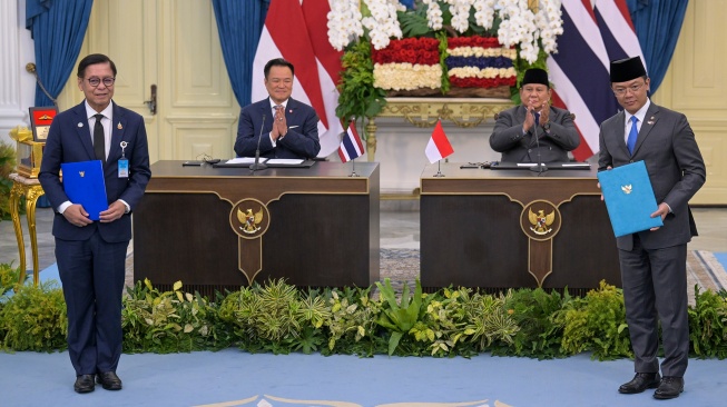 Presiden Prabowo Subianto (kedua kanan) dan Perdana Menteri (PM) Thailand Anutin Charnvirakul (kedua kiri) menyaksikan Menlu Sugiono (kanan) dan Wakil Perdana Menteri dan Menteri Luar Negeri Thailand Sihasak Phuangketkeow (kiri) saat penyerahan Nota Kesepahaman Peta Jalan Kemitraan Strategis antara Indonesia dan Thailand Tahun 2026â2030 di Istana Merdeka, Jakarta, Senin (3/8/2026). [ANTARA FOTO/Galih Pradipta/sgd/wsj]
