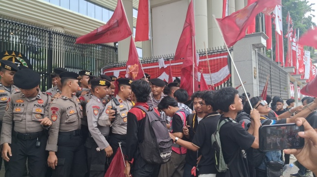 Massa aksi dari mahasiswa Himpunan Mahasiswa Persatuan Islam (Hima Persis) berunjuk rasa di Kejaksaan Agung, Jakarta Selatan, Selasa (4/8/2026). [Suara.com/ Cornelius Juan Prawira]