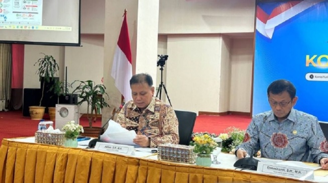  Anggota Komisi Yudisial Bidang Pengawasan Hakim dan Investigasi Abhan Misbah dan Wakil Ketua Komisi Yudisial Desmihardi memberikan keterangan dalam konferensi pers di Gedung KY, Jakarta, Kamis (30/7/2026). [ANTARA/Laily Rahmawaty]