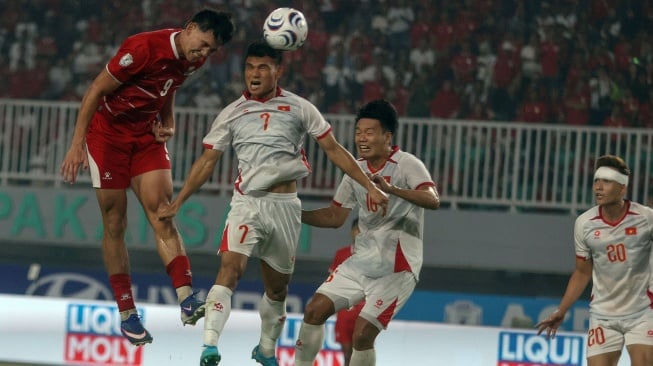 Pesepak bola Timnas Indonesia Mitchell Lee Baker (kiri) berebut bola dengan pesepak bola Timnas Vietnam Xuanh Manh Pham (kedua kiri) pada pertandingan Grup A Piala AFF 2026 di Stadion Gelora Pakansari, Kabupaten Bogor, Jawa Barat, Senin (3/8/2026). [ANTARA FOTO/Yulius Satria Wijaya/wsj]