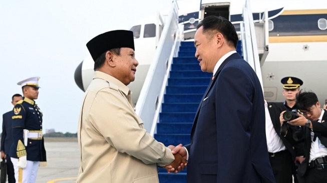 Momen Akrab Prabowo dan PM Anutin, Antar Sampai Tangga Pesawat