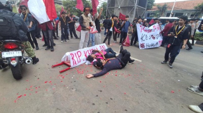 Massa aksi sempat menutup lalu lintas kendaraan Jalan Panglima Polim, depan Gedung Kejaksaan Agung, Jakarta, Selasa (4/8/2026).