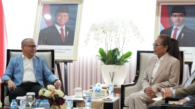 Menteri Perlindungan Pekerja Migran Indonesia (P2MI), Mukhtarudin, dan Duta Besar Luar Biasa dan Berkuasa Penuh (LBBP) RI untuk Portugal, Susi Marleny Bachsin.(Dok: P2MI)