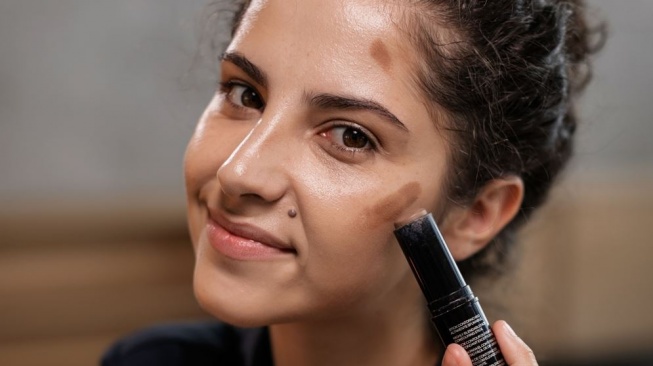 Bronzer vs Contour, Apa Bedanya? Simak Cara Pakainya agar Makeup Makin Flawless