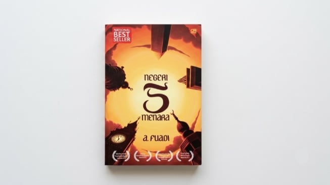Novel Negeri 5 Menara: Kisah Perjuangan Meraih Mimpi dari Pesantren