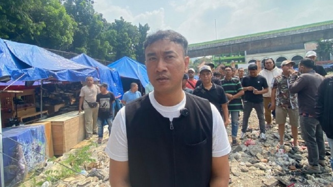 Koordinator Pedagang Lapak Taman Puring Asmun memberikan keterangan kepada wartawan di Pasar Taman Puring, Jakarta Selatan, Selasa (4/8/2026). [ANTARA/Luthfia Miranda Putri]
