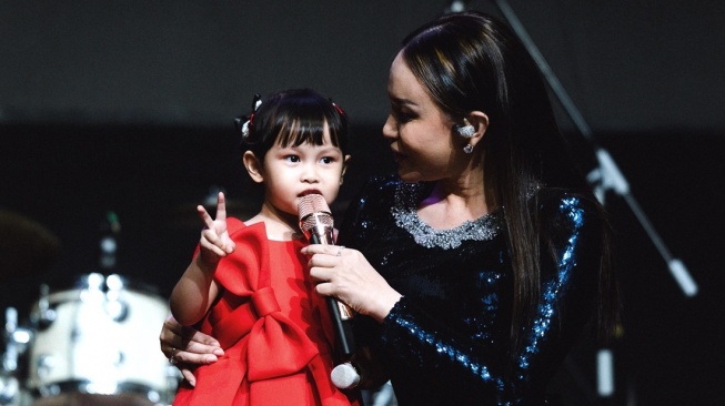 Rossa mengajak serta putri kecilnya, Aira dalam konser konser betajuk "Soul Concert VII" di The Hall, Kota Kasablanka pada 1 Agustus 2026. [dokumentasi pribadi] 