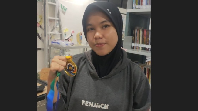 Raihan medali emas oleh siswa berprestasi Sekolah Rakyat Menengah Atas (SRMA) 26 Makassar yang ditorehkan di Olimpiade Nasional Indonesia (ONI) 15, Airlangga Competition 19, dan Kompetisi Sains Pelajar Dalton (KPSD) 2026. (Dok: Kemensos)
