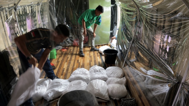 Proses penyimpanan garam di kabin untuk disemaikan membentuk awan hujan. (Dok: Ditjen SDA)