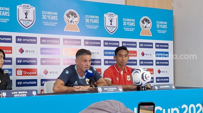 Pelatih Timnas Indonesia John Herdman bersama Rizky Ridho saat konferensi pers (Suara.com/Adie Prasetyo Nugraha).