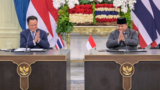 Presiden Prabowo Subianto (kanan) bersama Perdana Menteri (PM) Thailand Anutin Charnvirakul (kiri) menggelar keterangan pers saat kunjungan kenegaraan di Istana Merdeka, Jakarta, Senin (3/8/2026). [ANTARA FOTO/Galih Pradipta/sgd/wsj]