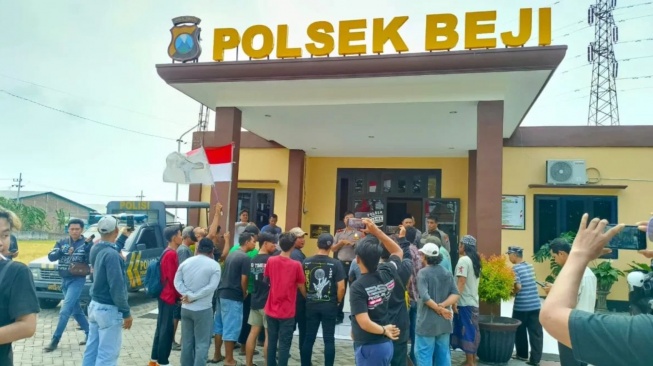 Mapolsek Beji Memanas! Warga Gununggangsir Tuntut Nyawa Widi Dibayar Keadilan