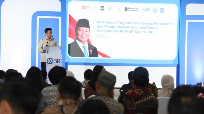 Wamendagri Akhmad Wiyagus saat memberikan sambutan dalam kegiatan Kolaborasi Program Pembiayaan Perumahan dan Pemberdayaan Ekonomi Rakyat Kementerian PKP, BP Tapera, dan BRI, di Aula Tirta Graha Perumda Air Minum Surya Sembada, Kota Surabaya, Jawa Timur, Senin (3/8/2026).(Dok: Kemendagri)