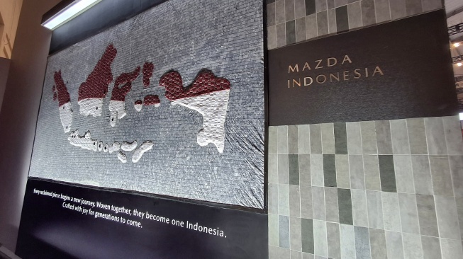 PT Eurokars Motor Indonesia (EMI) selaku agen pemegang merek Mazda menghadirkan lima instalasi seni berbahan limbah tekstil. (SUARA.COM/Michele Alessandra)