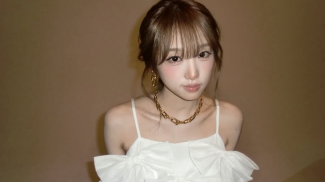 Intip 4 OOTD Y2K Pop-Punk ala Choi Yena, Gaya Lebih Cute dan Rebel!