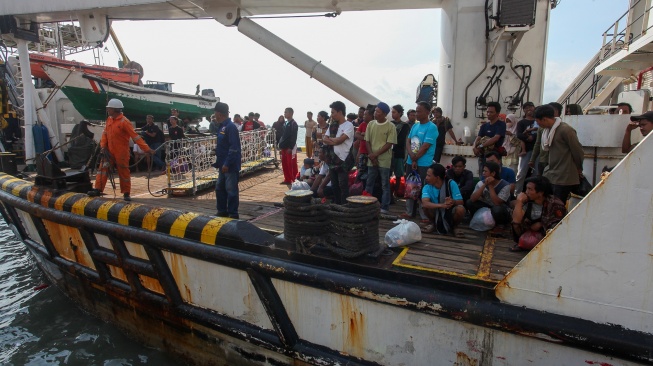 Sejumlah korban kebakaran kapal KM Mutiara Sentosa II berada di atas Kapal Negara (KN) Masalembo yang bersiap untuk bersandar di Dermaga Jamrud Utara, Pelabuhan Tanjung Perak, Surabaya, Jawa Timur, Selasa (4/8/2026). [ANTARA FOTO/Didik Suhartono/YU]