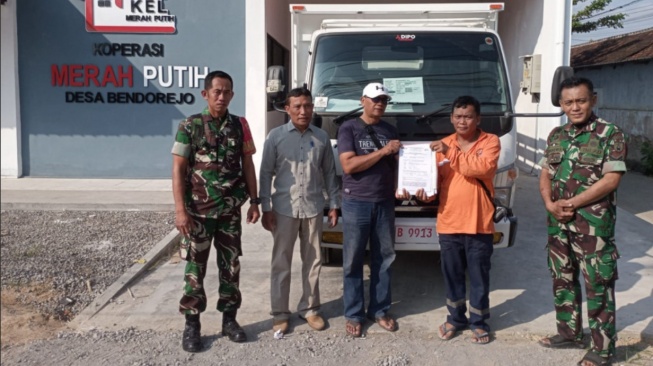 Pengecekan fungsi dan kelengkapan truk pada saat penyerahan truk di desa Bendorejo Kecamatan Pogalan Kabupaten Trenggalek, Kamis (4/06/2026). (trenggalekkab.go.id)