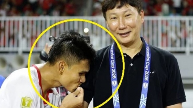 Aksi Bek Vietnam Cium Jimat Kim Sang-sik Usai Gulung Timnas Indonesia 3-0