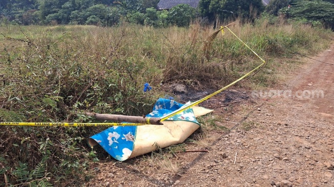 Lokasi penemuan jenazah korban mutilasi di Kaveling Depkes, dipasang garis kuning polisi, Depok, Jawa Barat, Rabu (5/8/2026). (Suara.com/Cornelius Juan)