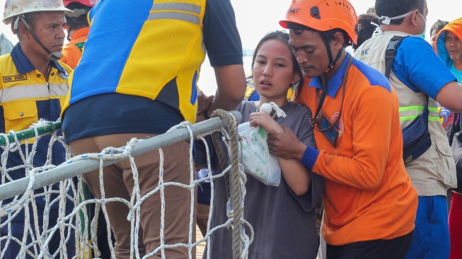 Petugas membantu penumpang korban kebakaran kapal KM Mutiara Sentosa II turun dari kapal KN Masalembo setibanya di Dermaga Jamrud Utara, Pelabuhan Tanjung Perak, Surabaya, Jawa Timur, Selasa (4/8/2026). [ANTARA FOTO/Didik Suhartono/YU]