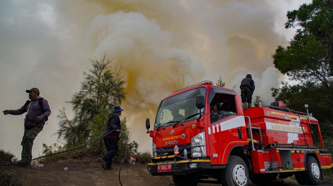 Sejumlah petugas berupaya memadamkan kebakaran hutan di Blok Bantengan, kawasan Taman Nasional Bromo Tengger Semeru (TNBTS), Kabupaten Probolinggo, Jawa Timur, Selasa (4/8/2026). [ANTARA FOTO/Irfan Sumanjaya/tom]