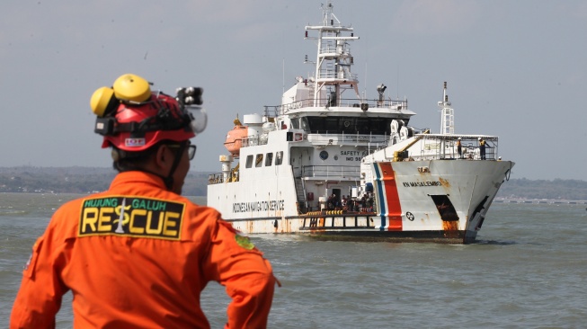 Kapal Negara (KN) Masalembo yang membawa korban kebakaran kapal KM Mutiara Sentosa II bersiap untuk bersandar di Dermaga Jamrud Utara, Pelabuhan Tanjung Perak, Surabaya, Jawa Timur, Selasa (4/8/2026). [ANTARA FOTO/Didik Suhartono/YU]