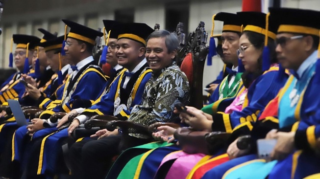 Direktur Utama BTN, Nixon LP Napitupulu, Rektor UNDIP Prof. Dr. Suharnomo, S.E., M.Si., jajaran senat, wakil rektor, serta ribuan mahasiswa baru dalam acara penerimaan mahasiswa baru Undip 2026/2027 di Semarang. (Dok: BTN)