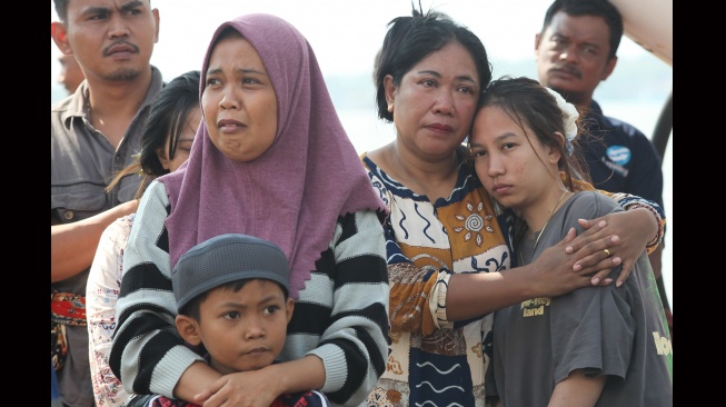 Sejumlah korban kebakaran kapal KM Mutiara Sentosa II berada di atas Kapal Negara (KN) Masalembo yang bersiap untuk bersandar di Dermaga Jamrud Utara, Pelabuhan Tanjung Perak, Surabaya, Jawa Timur, Selasa (4/8/2026). [ANTARA FOTO/Didik Suhartono/YU]