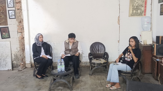 Sari Wiji Astuti (kiri) saat diskusi di Jakarta, Kamis, (6/8/2026). [Suara.com/Alif]