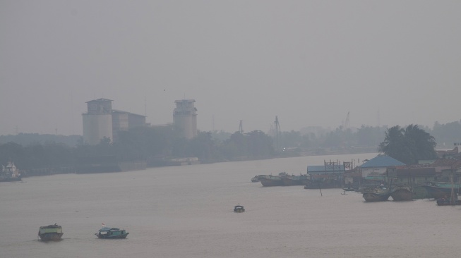Sejumlah kapal melintasi Sungai Musi yang diselimuti kabut asap di Palembang, Sumatera Selatan, Rabu (5/8/2026). [ANTARA FOTO/Nova Wahyudi/foc]
