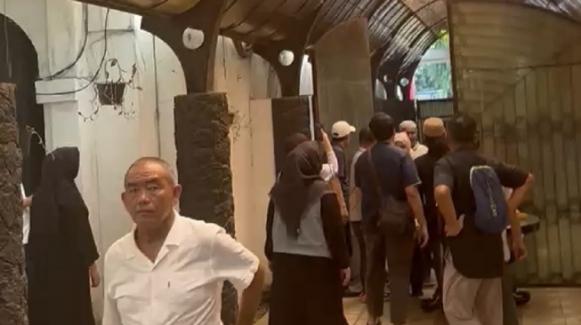 Eksekusi rumah tinggal di Jalan Raya Kelapa Dua Nomor 1, Kelurahan Kelapa Dua, Kecamatan Kebon Jeruk, oleh Pengadilan Negeri Jakarta Barat pada Kamis (6/8/2026). [istimewa]