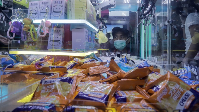 Pengunjung mencoba salah satu wahana permainan pada Fun Asia Expo 2026 di JIExpo Kemayoran, Jakarta, Kamis (6/8/2026). [Suara.com/Alfian Winanto]