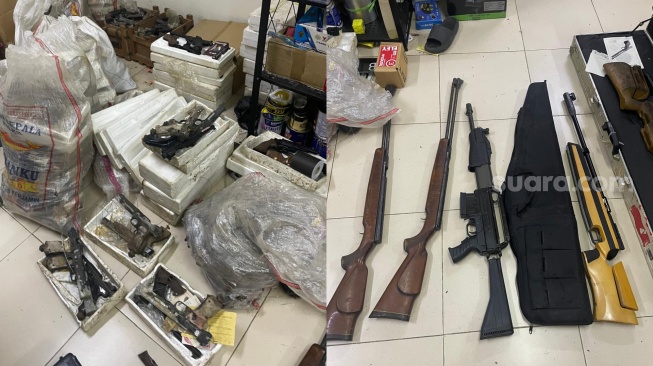 Ratusan senjata api dan airsoft gun yang ditemukan di ruang kerja ketua yayasan sekolah swasta di Pondok Pinang, Kebayoran Lama, Jakarta Selatan. [suara.com/istimewa]