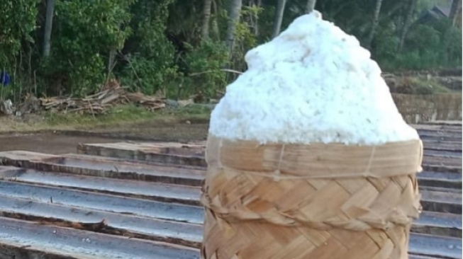 Rahasia Garam Desa Les: Mineral Alami dari Tanah Beda dari Garam Biasa