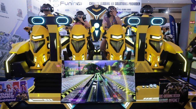 Pengunjung mencoba salah satu wahana permainan pada Fun Asia Expo 2026 di JIExpo Kemayoran, Jakarta, Kamis (6/8/2026). [Suara.com/Alfian Winanto]