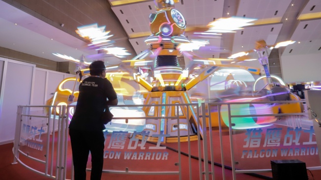 Pengunjung mencoba salah satu wahana permainan pada Fun Asia Expo 2026 di JIExpo Kemayoran, Jakarta, Kamis (6/8/2026). [Suara.com/Alfian Winanto]
