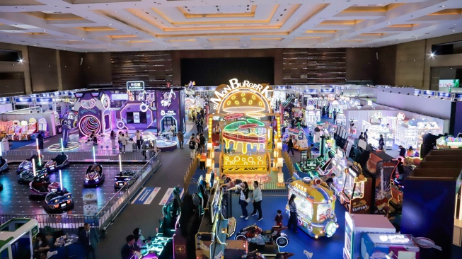 Pengunjung mencoba wahana permainan pada Fun Asia Expo 2026 di JIExpo Kemayoran, Jakarta, Kamis (6/8/2026). [Suara.com/Alfian Winanto]