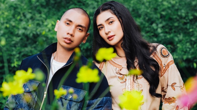 Mikha Tambayong dan Rayi Putra Rayakan Perpisahan Dewasa lewat 'Jalan Tengah'